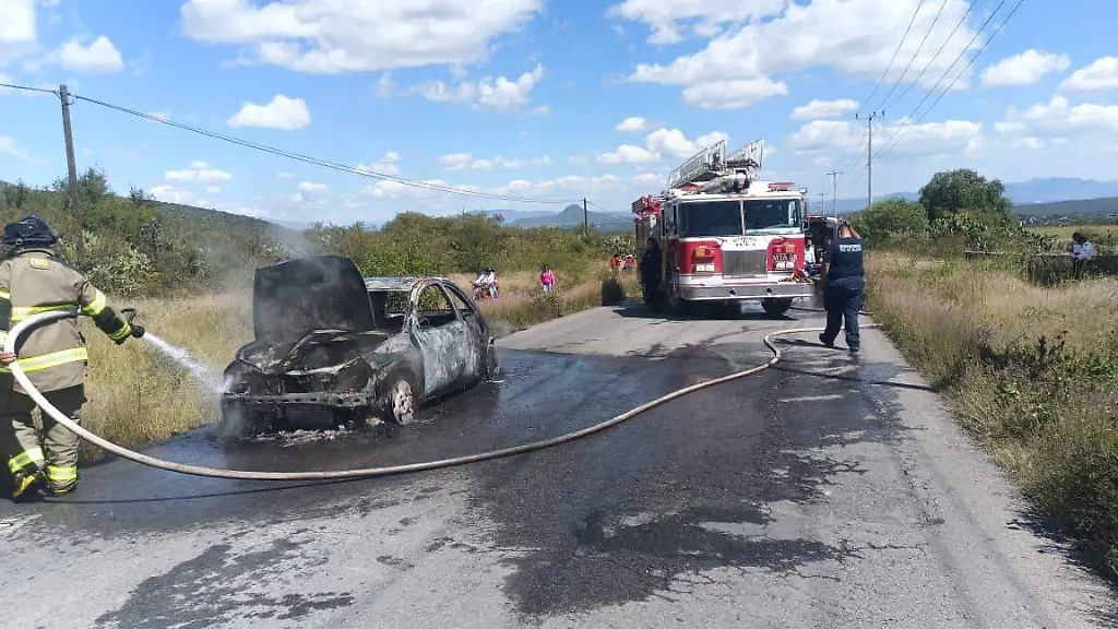 Tula: Auto se incendió; al parecer por falla mecánica